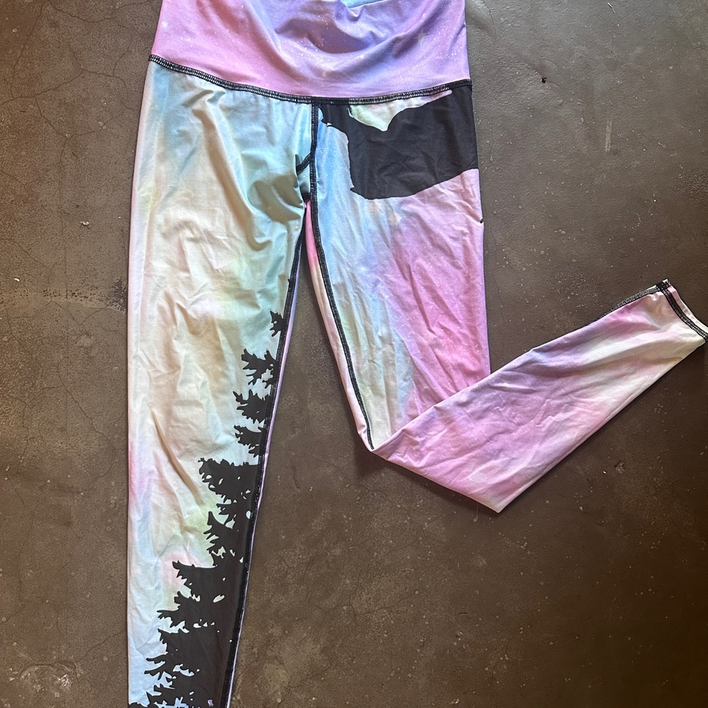 Teeki  Northern lights hot pant leggings
